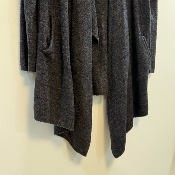 Barefoot Dreams Bamboo Chic Lite Calypso
Waterfall Dark Grey Cardigan Size: S/M - Picture 8 of 9